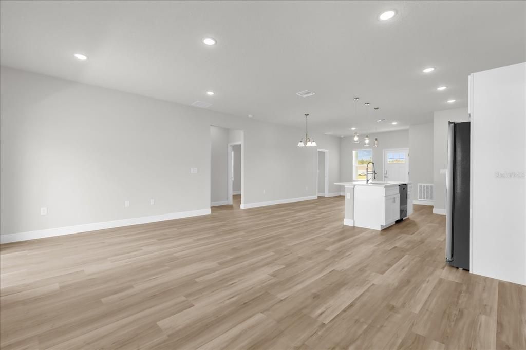 Под контрактом: $1,900 (4 спален, 2 ванн, 1833 Квадратных фут)