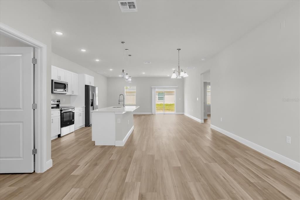 Под контрактом: $1,900 (4 спален, 2 ванн, 1833 Квадратных фут)