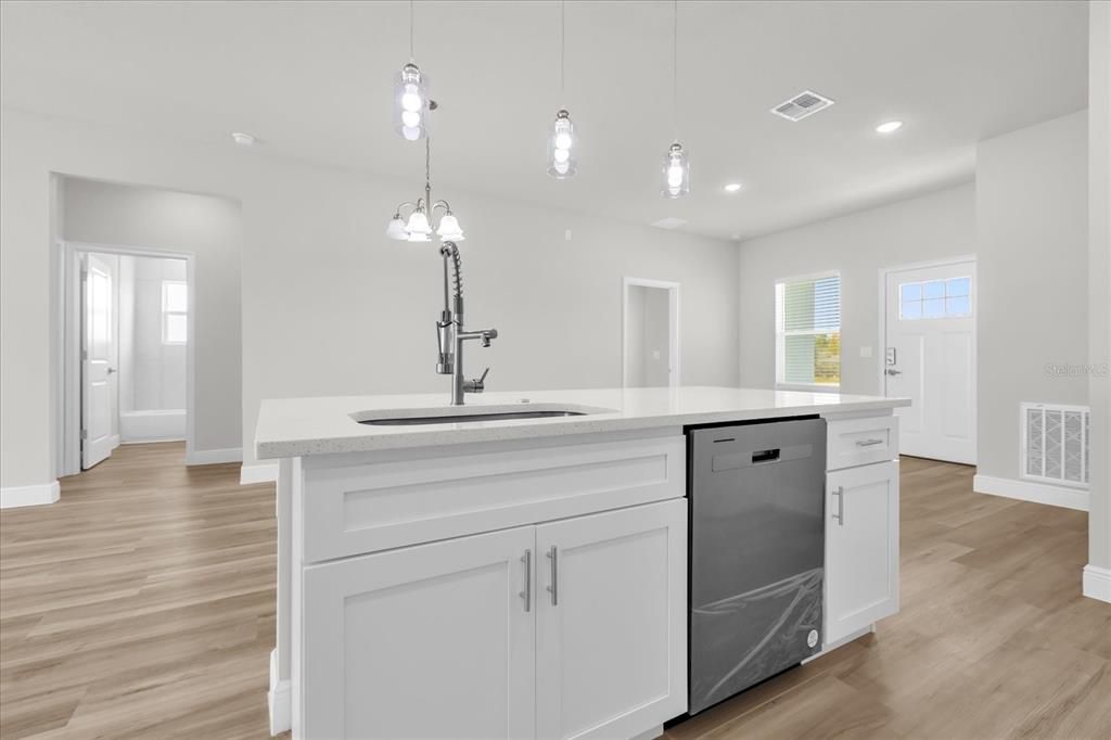 Под контрактом: $1,900 (4 спален, 2 ванн, 1833 Квадратных фут)