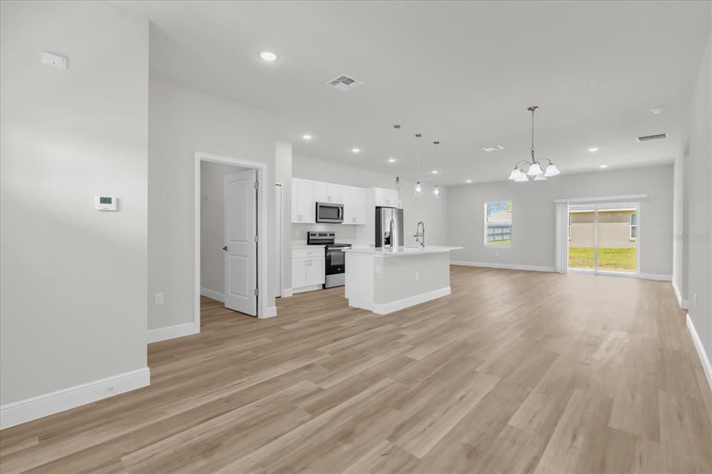 Под контрактом: $1,900 (4 спален, 2 ванн, 1833 Квадратных фут)