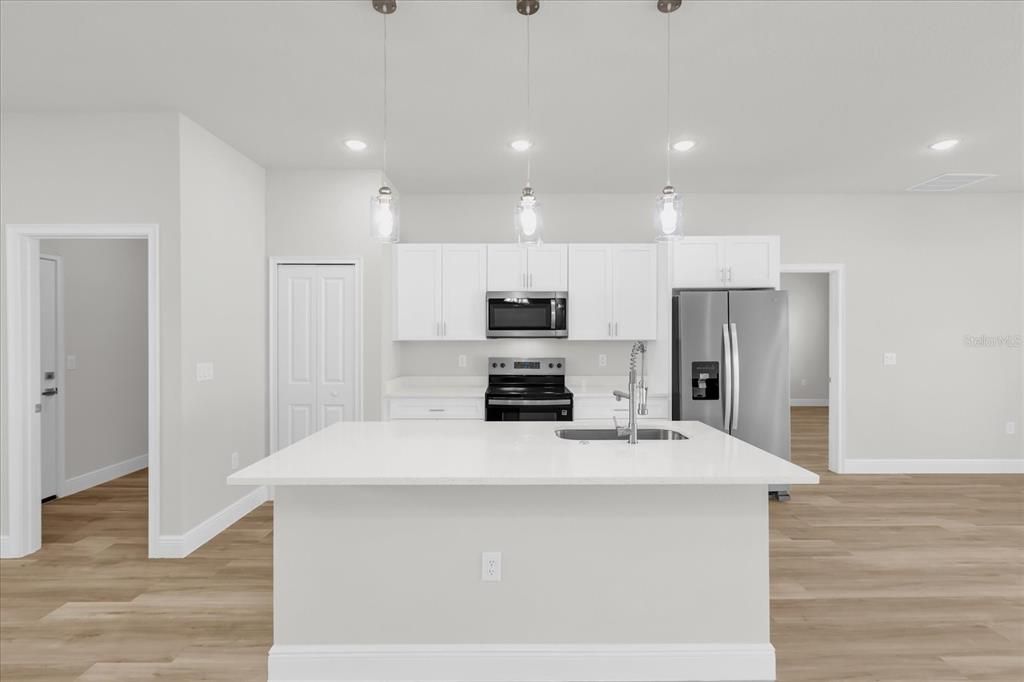 Под контрактом: $1,900 (4 спален, 2 ванн, 1833 Квадратных фут)