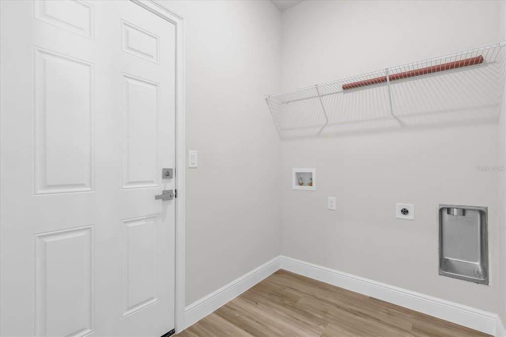 Под контрактом: $1,900 (4 спален, 2 ванн, 1833 Квадратных фут)