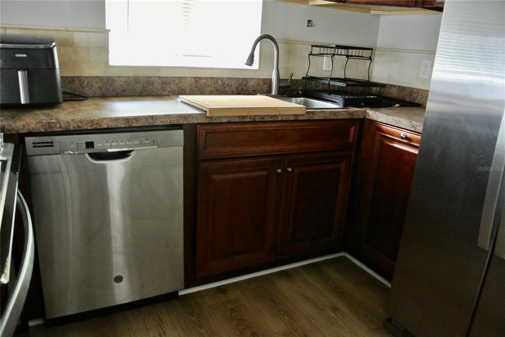 For Sale: $230,000 (3 beds, 2 baths, 1247 Square Feet)