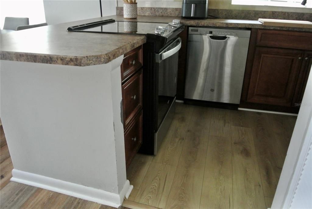 For Sale: $230,000 (3 beds, 2 baths, 1247 Square Feet)