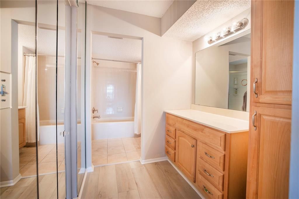 Active With Contract: $1,800 (2 beds, 2 baths, 1700 Square Feet)