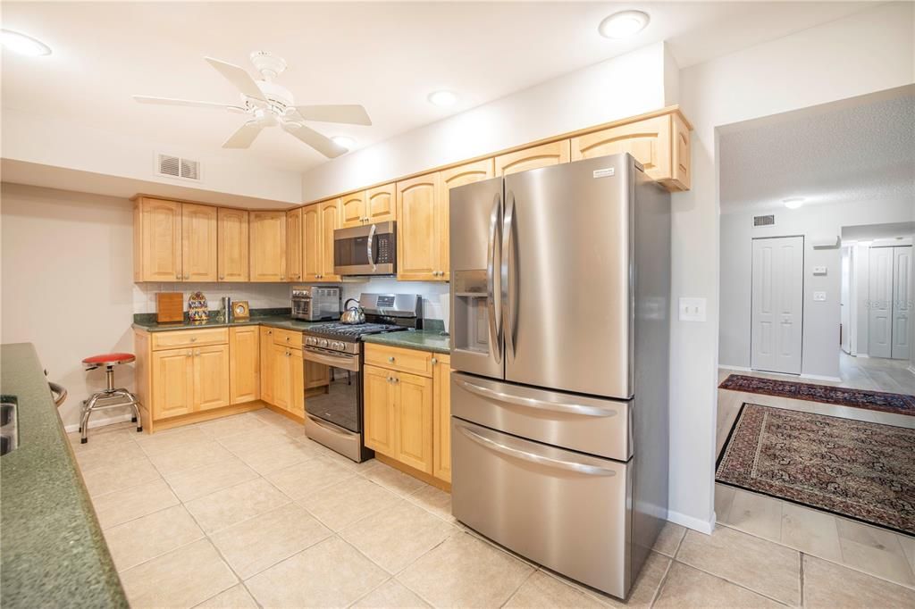 Active With Contract: $1,800 (2 beds, 2 baths, 1700 Square Feet)