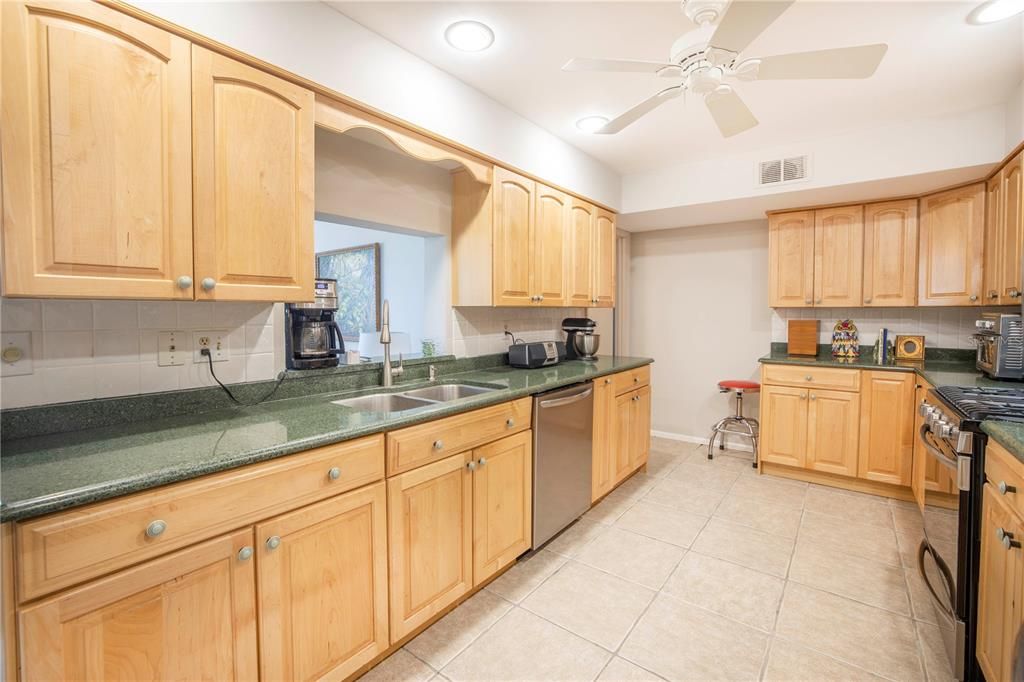 Active With Contract: $1,800 (2 beds, 2 baths, 1700 Square Feet)