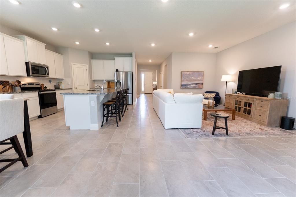 Под контрактом: $359,900 (4 спален, 2 ванн, 2053 Квадратных фут)