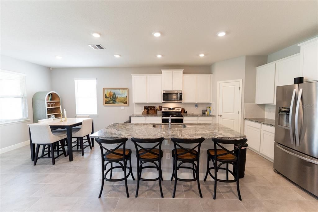 Под контрактом: $359,900 (4 спален, 2 ванн, 2053 Квадратных фут)