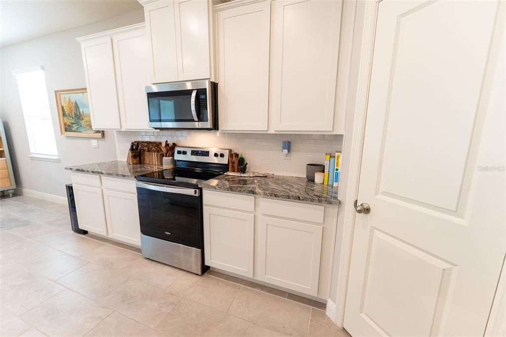 Под контрактом: $359,900 (4 спален, 2 ванн, 2053 Квадратных фут)