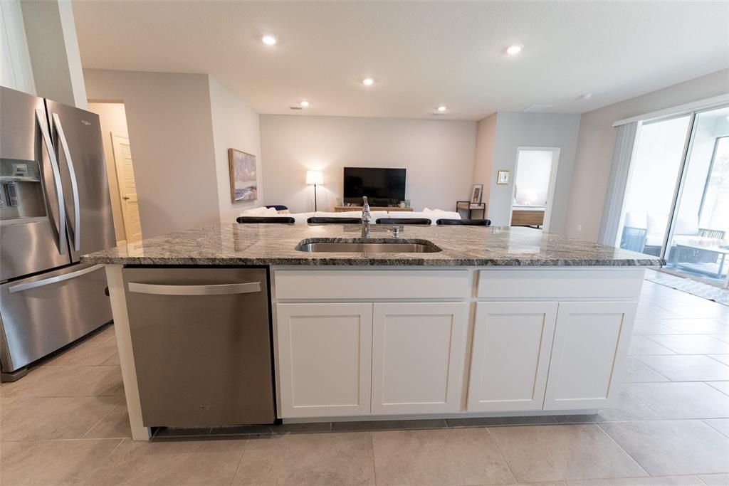 Под контрактом: $359,900 (4 спален, 2 ванн, 2053 Квадратных фут)