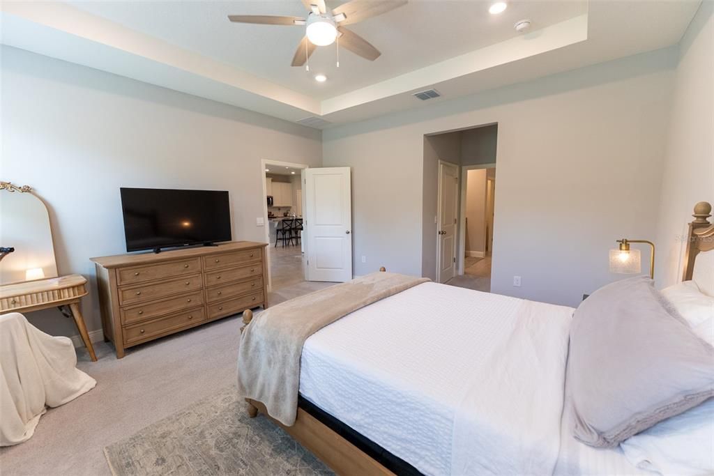 Под контрактом: $359,900 (4 спален, 2 ванн, 2053 Квадратных фут)