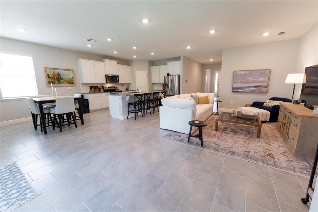 Под контрактом: $359,900 (4 спален, 2 ванн, 2053 Квадратных фут)