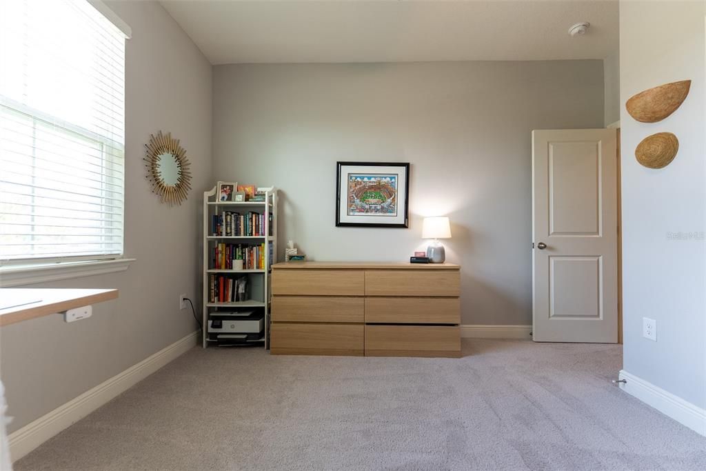 Под контрактом: $359,900 (4 спален, 2 ванн, 2053 Квадратных фут)