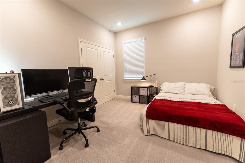 Под контрактом: $359,900 (4 спален, 2 ванн, 2053 Квадратных фут)