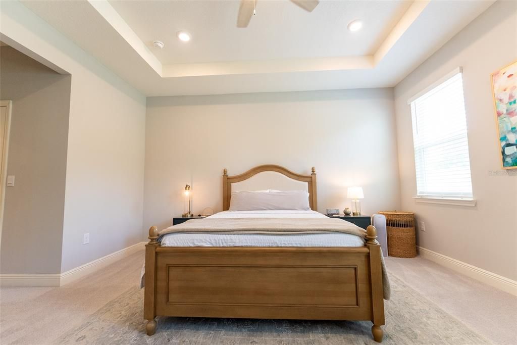 Под контрактом: $359,900 (4 спален, 2 ванн, 2053 Квадратных фут)