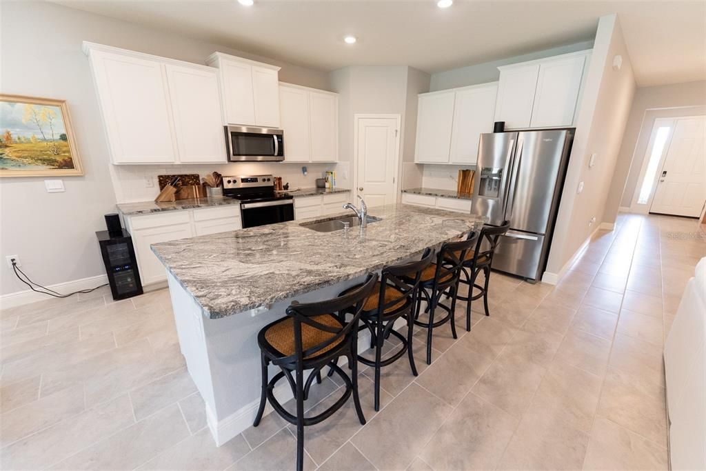 Под контрактом: $359,900 (4 спален, 2 ванн, 2053 Квадратных фут)