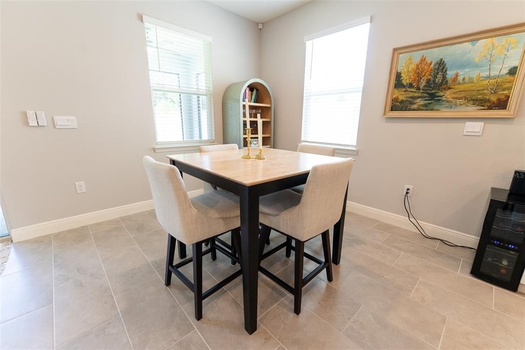 Под контрактом: $359,900 (4 спален, 2 ванн, 2053 Квадратных фут)