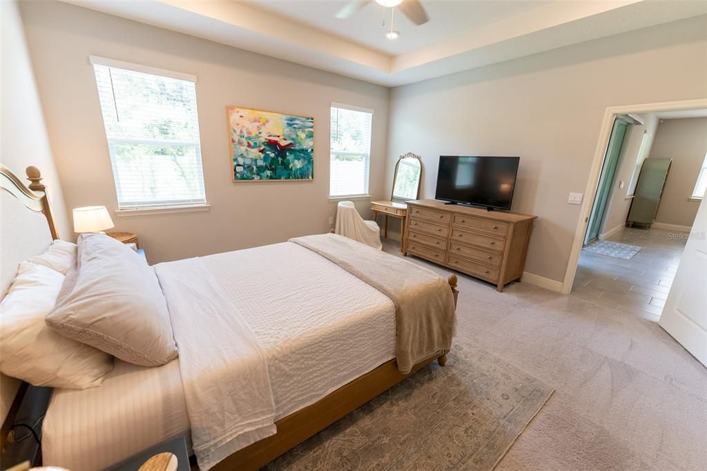 Под контрактом: $359,900 (4 спален, 2 ванн, 2053 Квадратных фут)