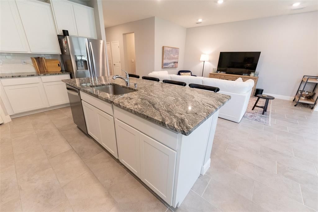 Под контрактом: $359,900 (4 спален, 2 ванн, 2053 Квадратных фут)