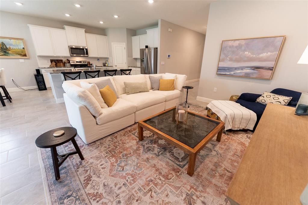 Под контрактом: $359,900 (4 спален, 2 ванн, 2053 Квадратных фут)