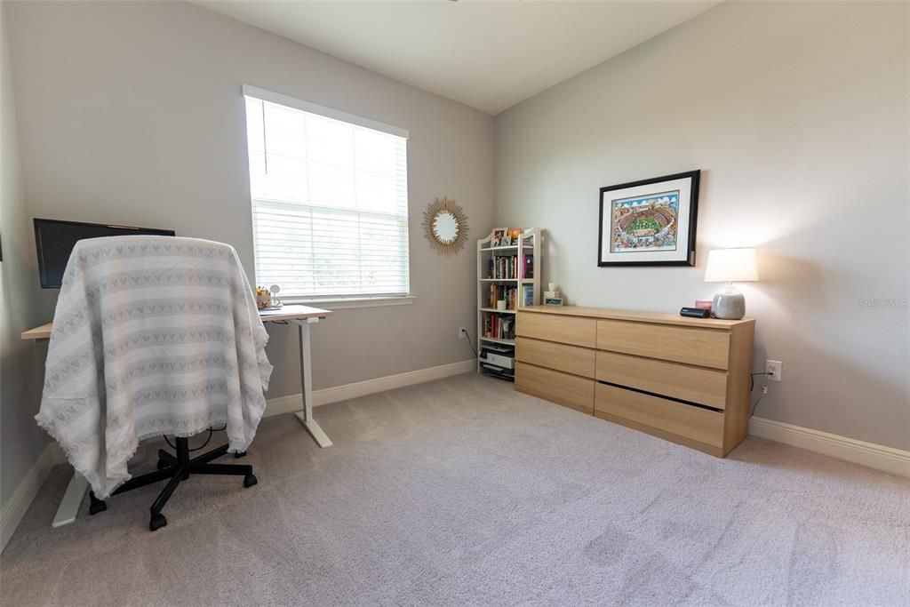 Под контрактом: $359,900 (4 спален, 2 ванн, 2053 Квадратных фут)