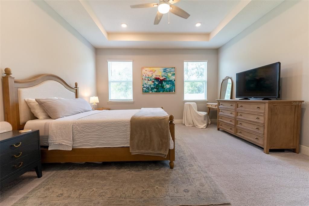 Под контрактом: $359,900 (4 спален, 2 ванн, 2053 Квадратных фут)