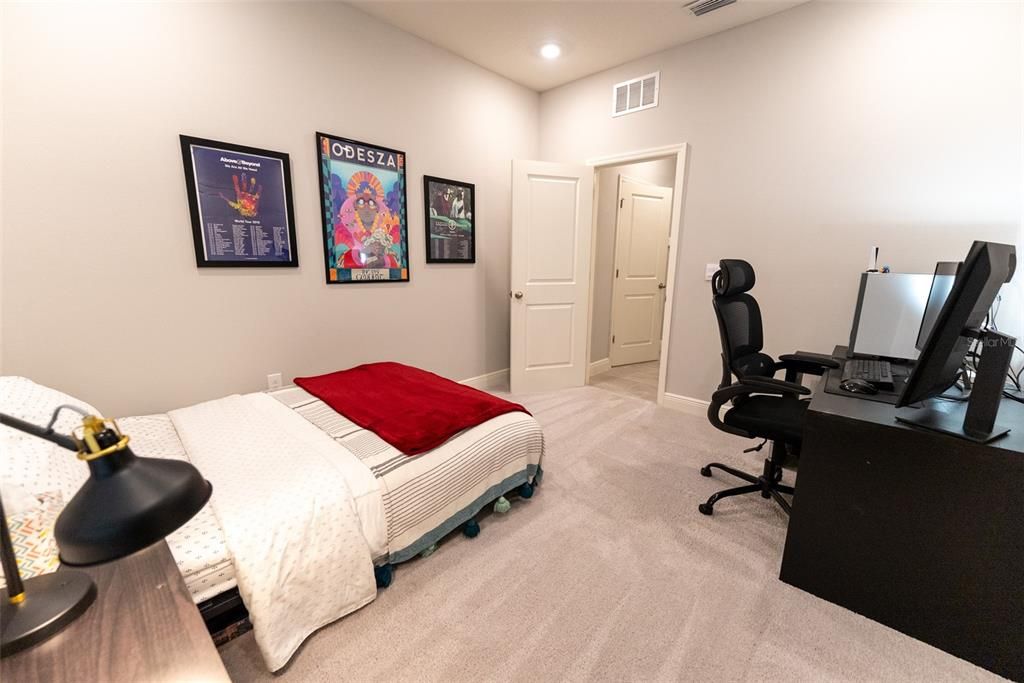 Под контрактом: $359,900 (4 спален, 2 ванн, 2053 Квадратных фут)