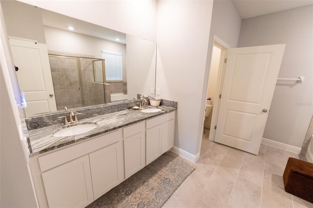 Под контрактом: $359,900 (4 спален, 2 ванн, 2053 Квадратных фут)