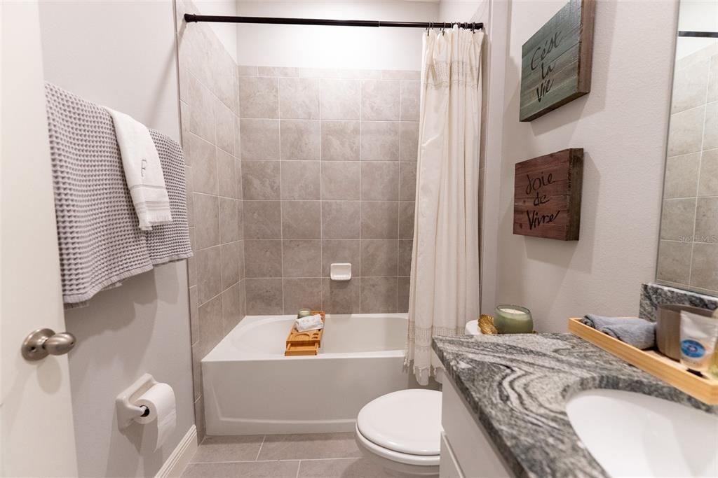 Под контрактом: $359,900 (4 спален, 2 ванн, 2053 Квадратных фут)