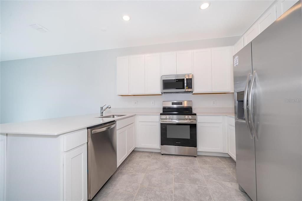 合同活跃: $1,700 (3 贝兹, 2 浴室, 1830 平方英尺)