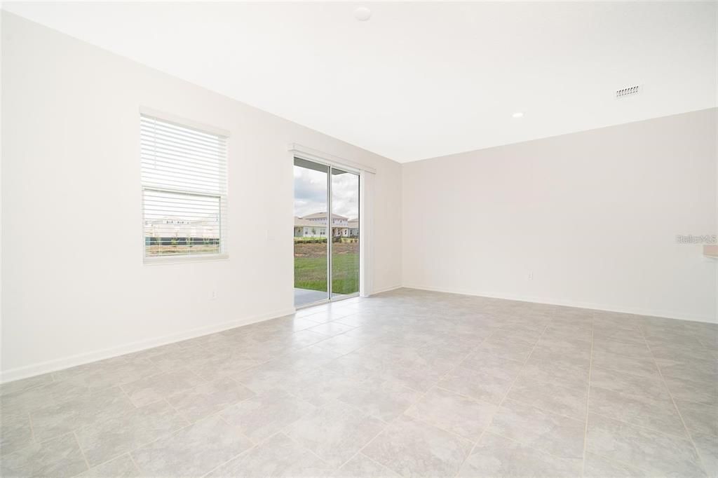 合同活跃: $1,700 (3 贝兹, 2 浴室, 1830 平方英尺)