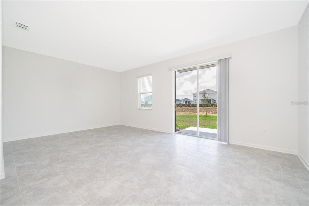 合同活跃: $1,700 (3 贝兹, 2 浴室, 1830 平方英尺)