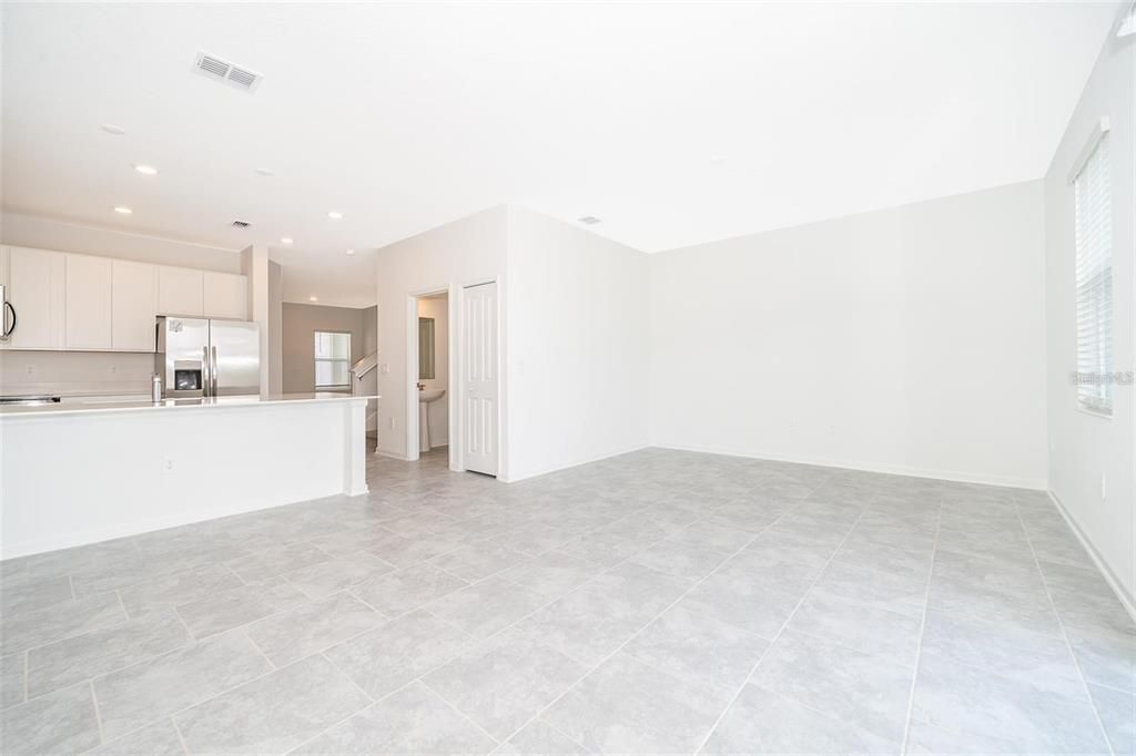 合同活跃: $1,700 (3 贝兹, 2 浴室, 1830 平方英尺)