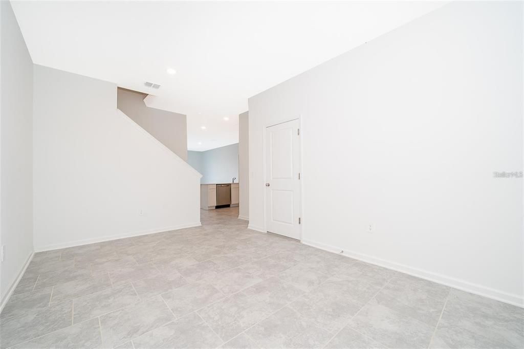 合同活跃: $1,700 (3 贝兹, 2 浴室, 1830 平方英尺)