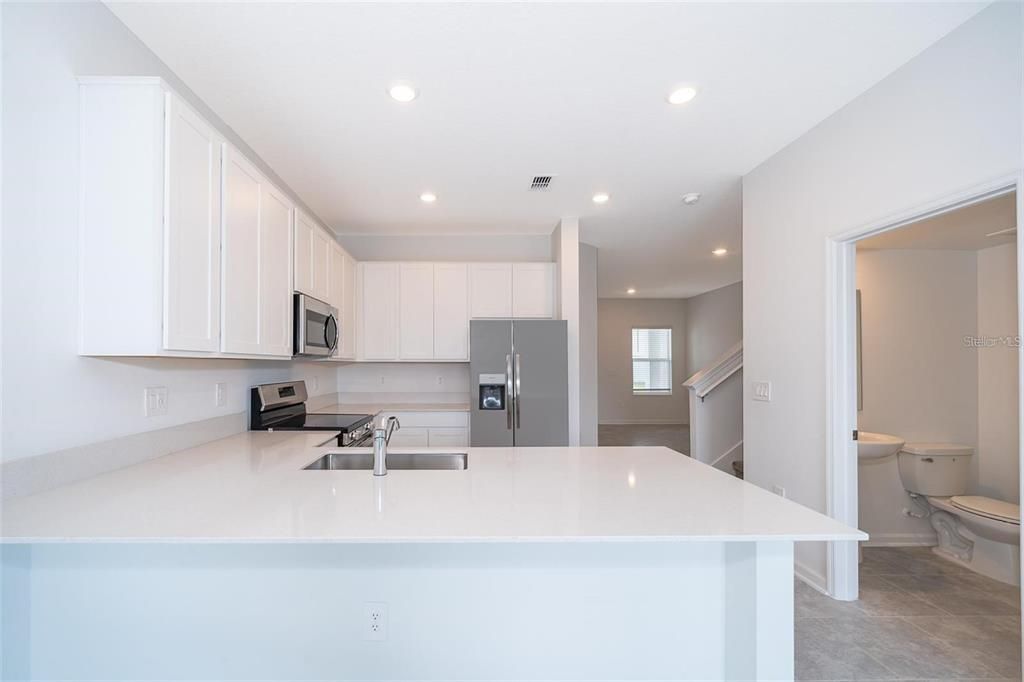 合同活跃: $1,700 (3 贝兹, 2 浴室, 1830 平方英尺)