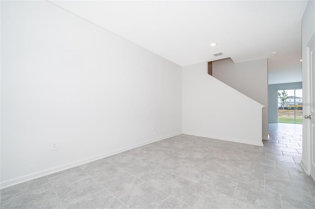 合同活跃: $1,700 (3 贝兹, 2 浴室, 1830 平方英尺)