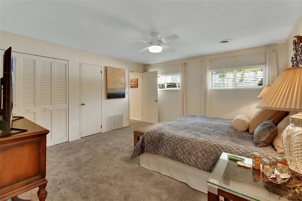 待售: $699,000 (4 贝兹, 2 浴室, 2498 平方英尺)