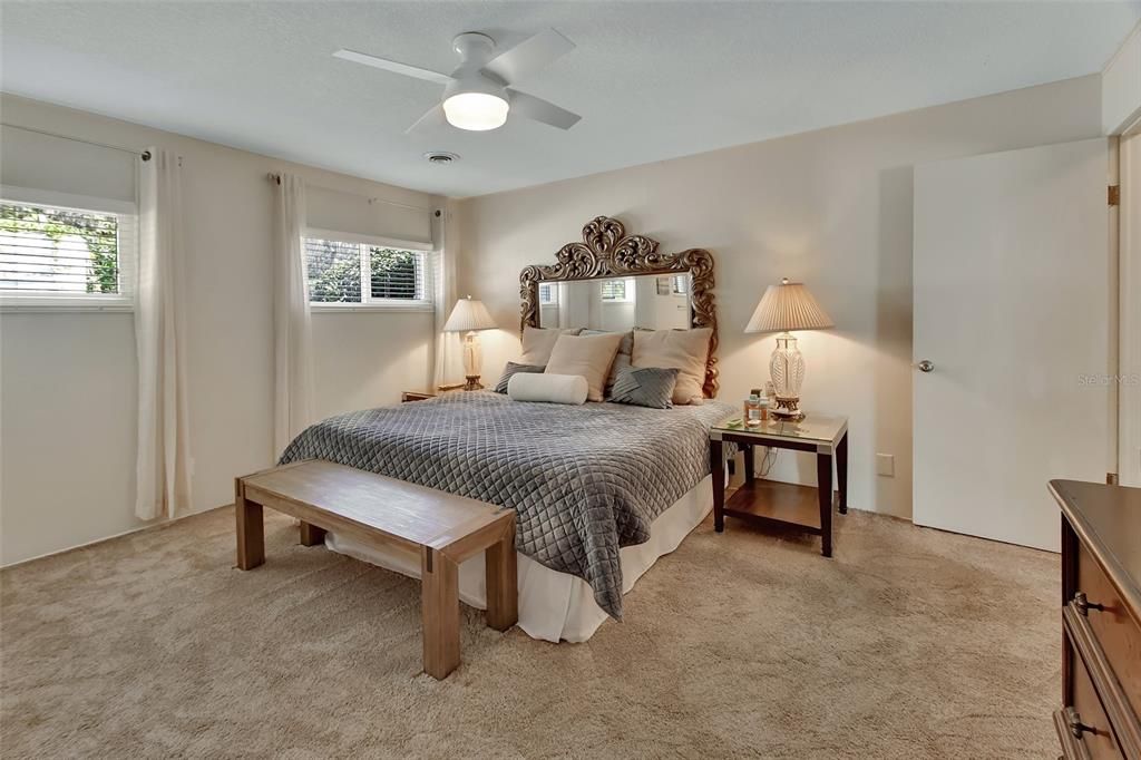 待售: $699,000 (4 贝兹, 2 浴室, 2498 平方英尺)