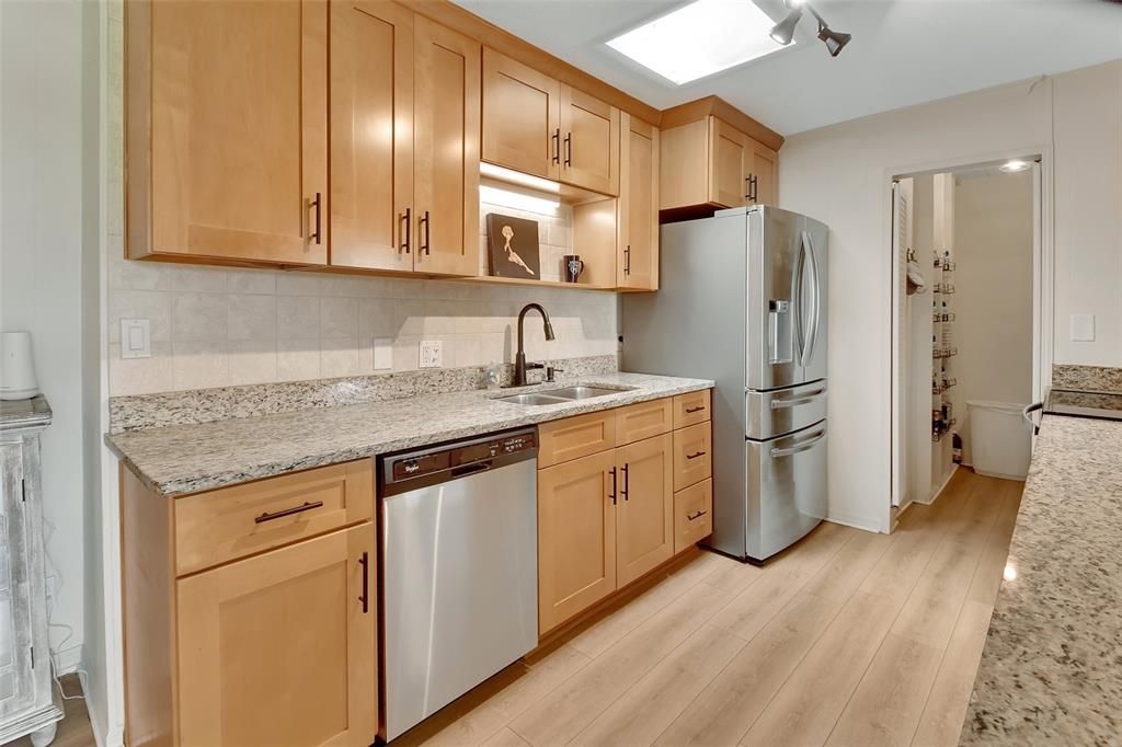 待售: $699,000 (4 贝兹, 2 浴室, 2498 平方英尺)