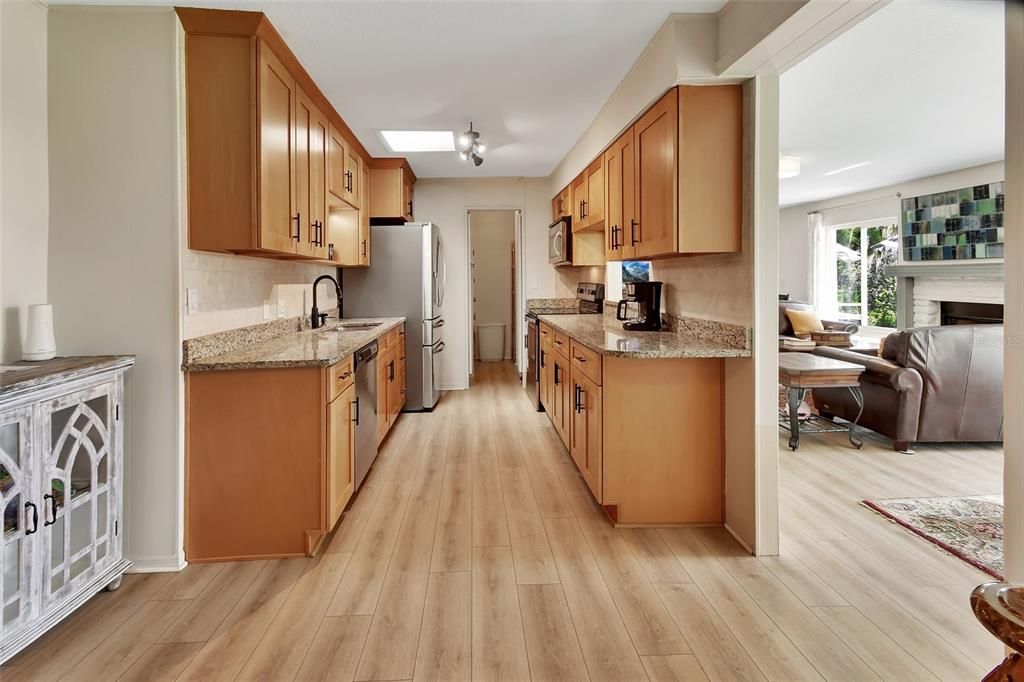 待售: $699,000 (4 贝兹, 2 浴室, 2498 平方英尺)