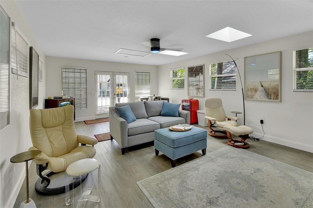 待售: $699,000 (4 贝兹, 2 浴室, 2498 平方英尺)