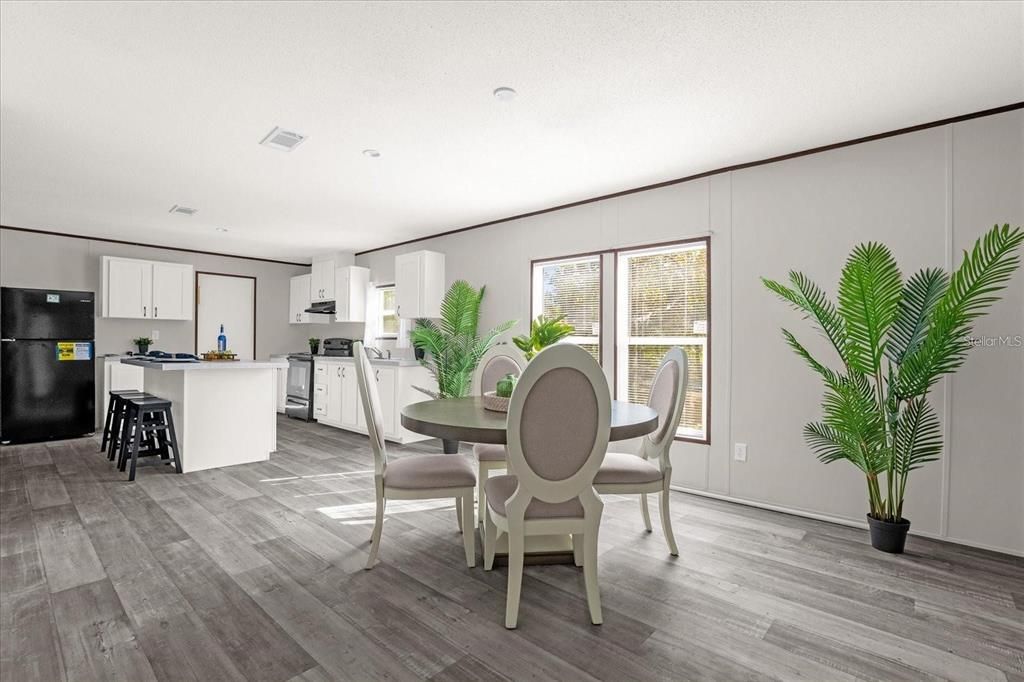 На продажу: $349,990 (4 спален, 2 ванн, 1456 Квадратных фут)