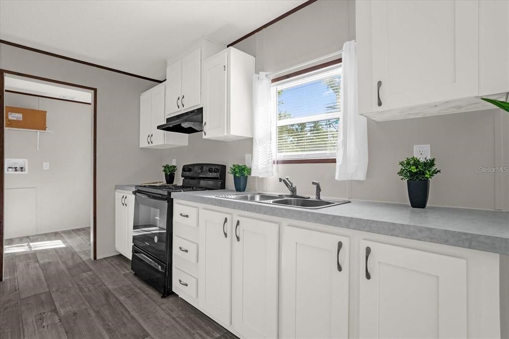 На продажу: $349,990 (4 спален, 2 ванн, 1456 Квадратных фут)