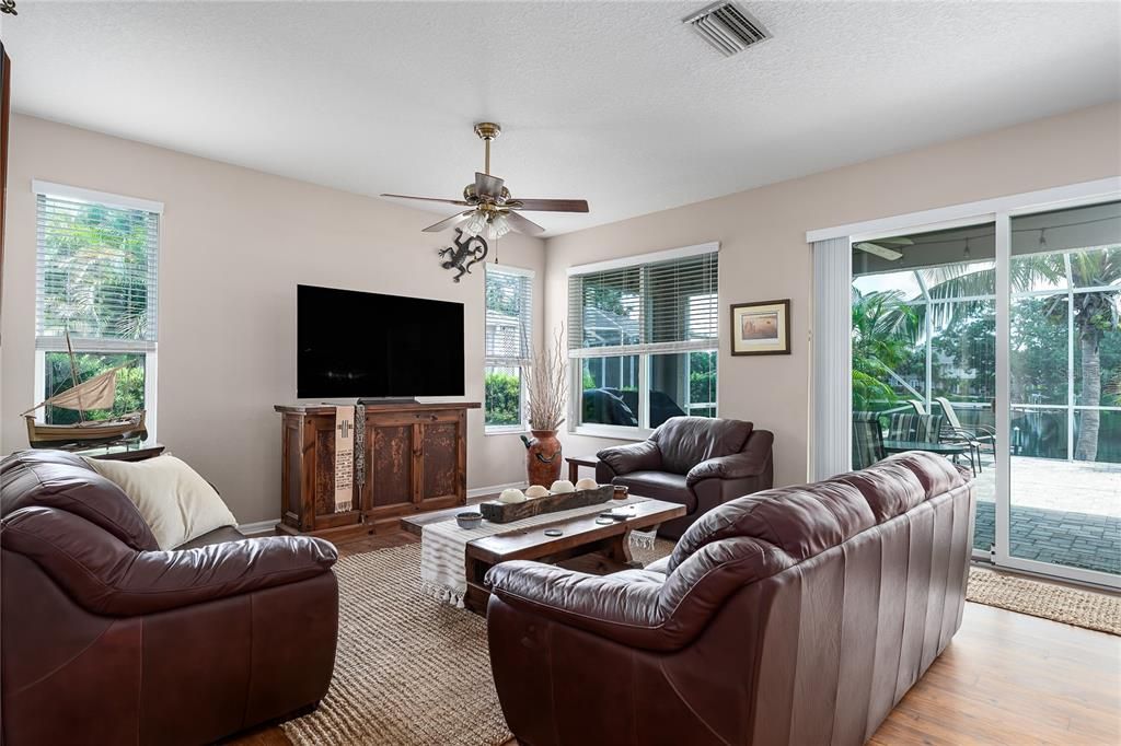 For Sale: $895,000 (3 beds, 2 baths, 1762 Square Feet)