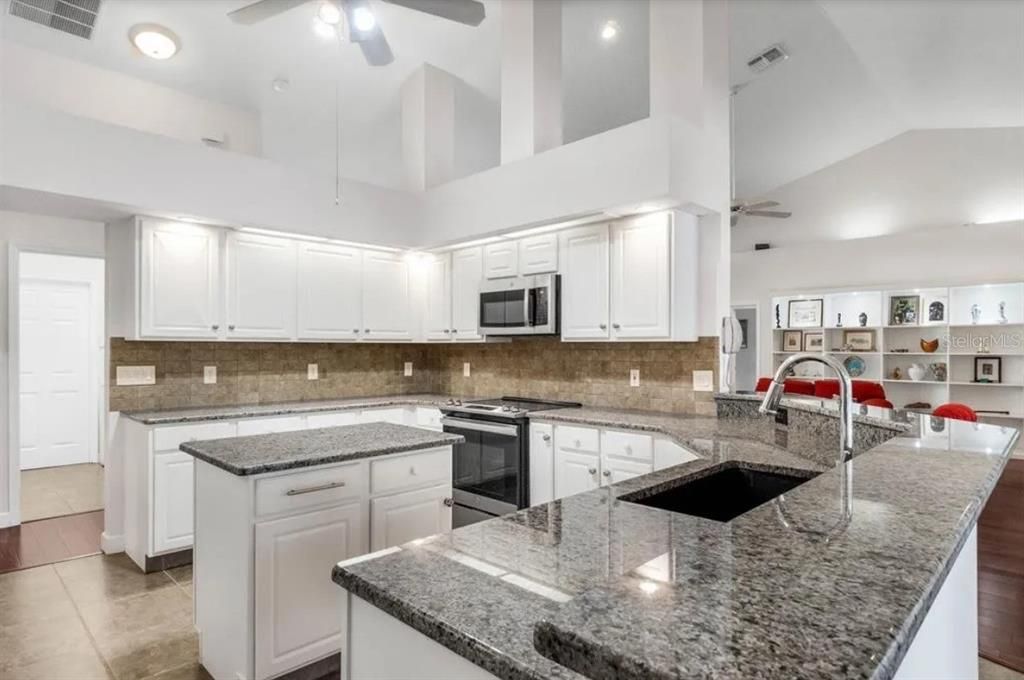 Active With Contract: $774,500 (3 beds, 2 baths, 2522 Square Feet)