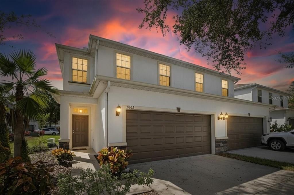 Active With Contract: $335,000 (3 beds, 2 baths, 2044 Square Feet)