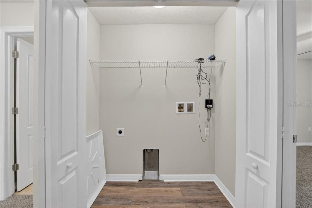 Active With Contract: $335,000 (3 beds, 2 baths, 2044 Square Feet)