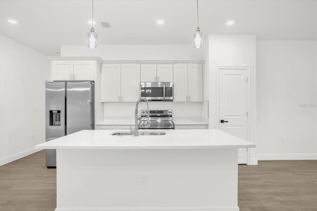 На продажу: $254,990 (4 спален, 2 ванн, 1548 Квадратных фут)