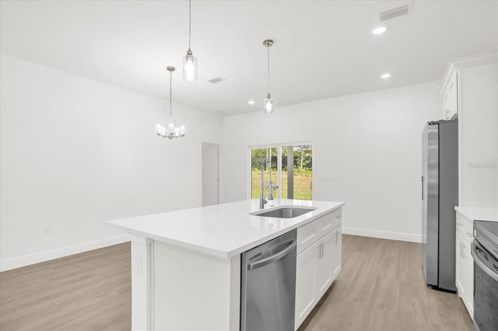 На продажу: $254,990 (4 спален, 2 ванн, 1548 Квадратных фут)